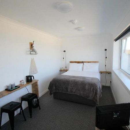 Ocean View Bar & Rooms Laide Bagian luar foto