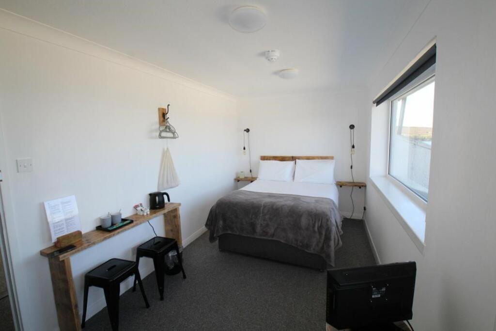 Ocean View Bar & Rooms Laide Bagian luar foto