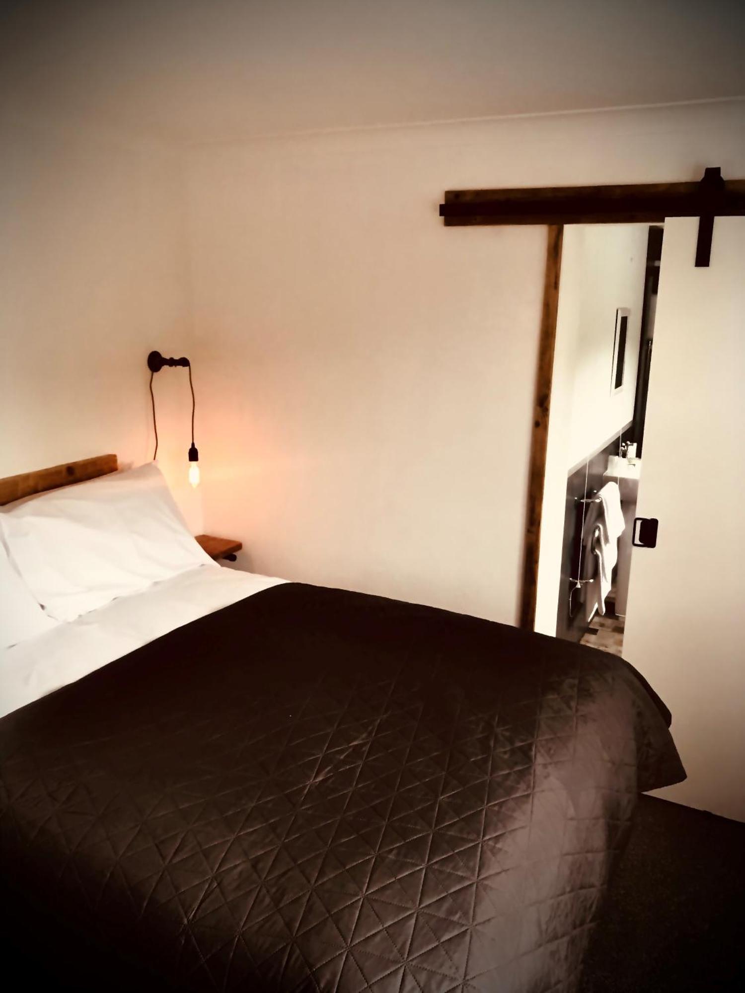 Ocean View Bar & Rooms Laide Bagian luar foto