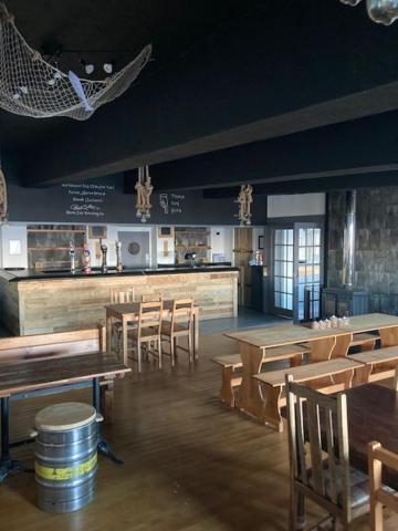 Ocean View Bar & Rooms Laide Bagian luar foto