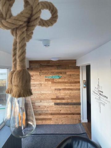 Ocean View Bar & Rooms Laide Bagian luar foto