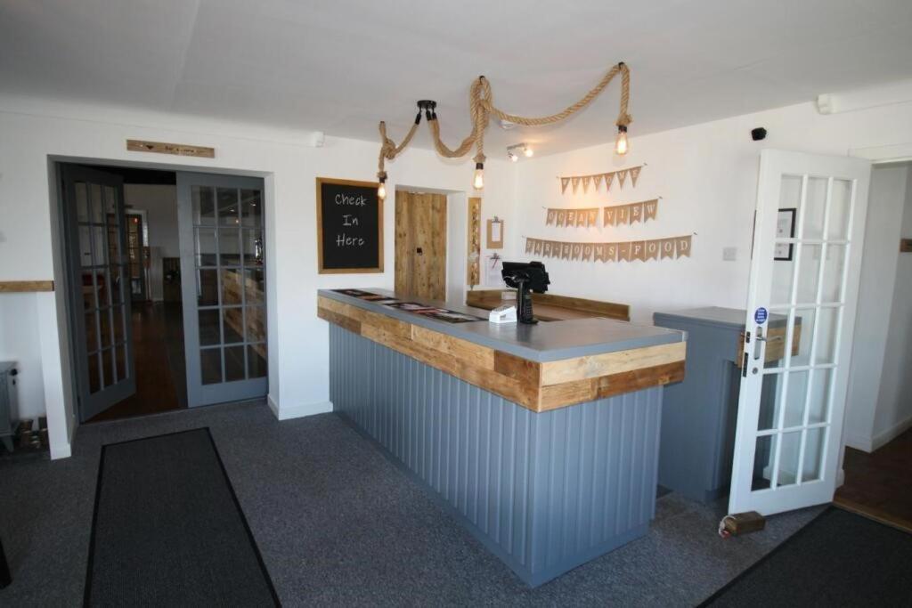 Ocean View Bar & Rooms Laide Bagian luar foto