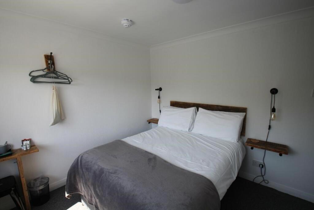 Ocean View Bar & Rooms Laide Bagian luar foto