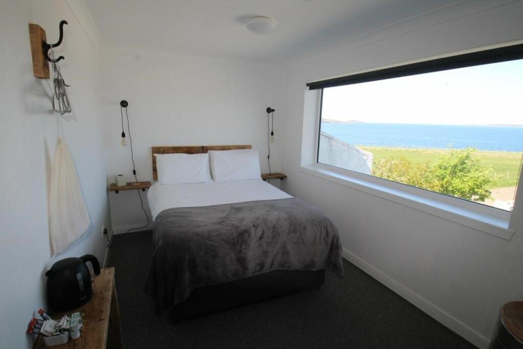 Ocean View Bar & Rooms Laide Bagian luar foto